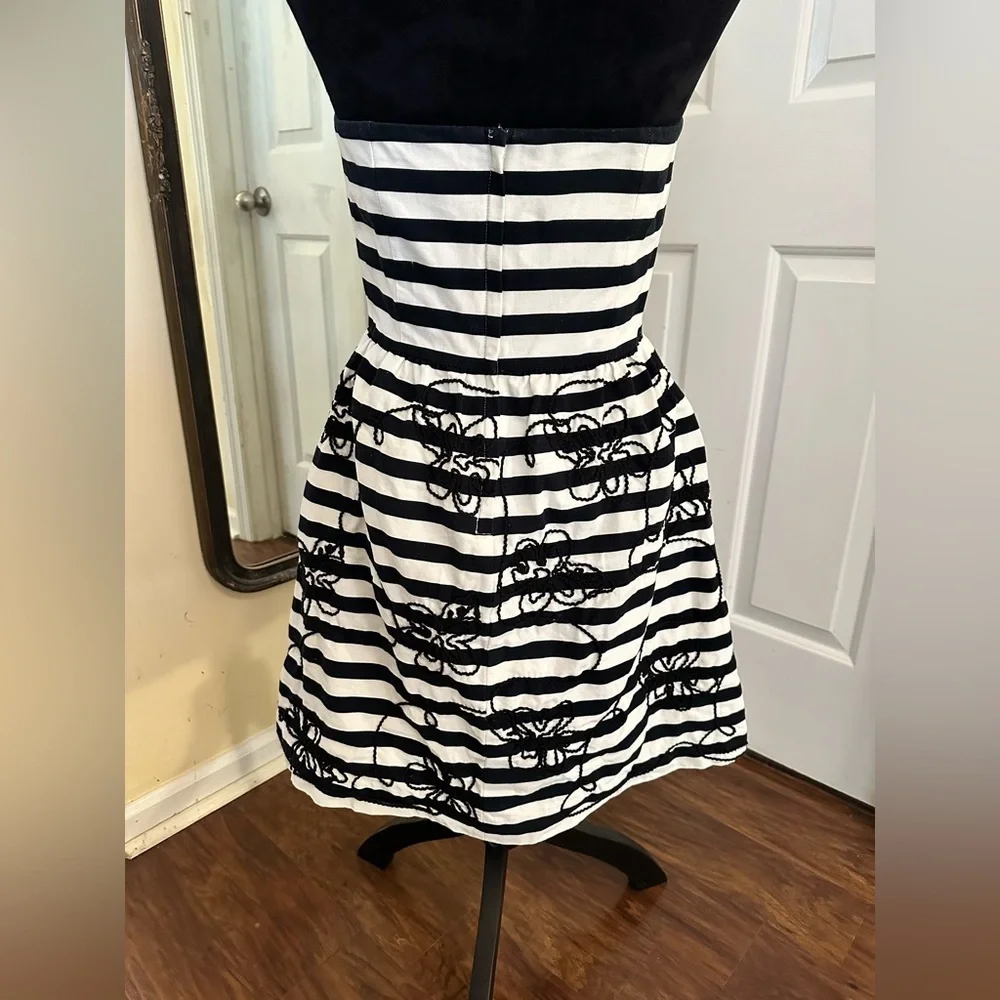 Lilly Pulitzer Payton Dress with white and black Swizzle Stripe - Picture 8 of 12
